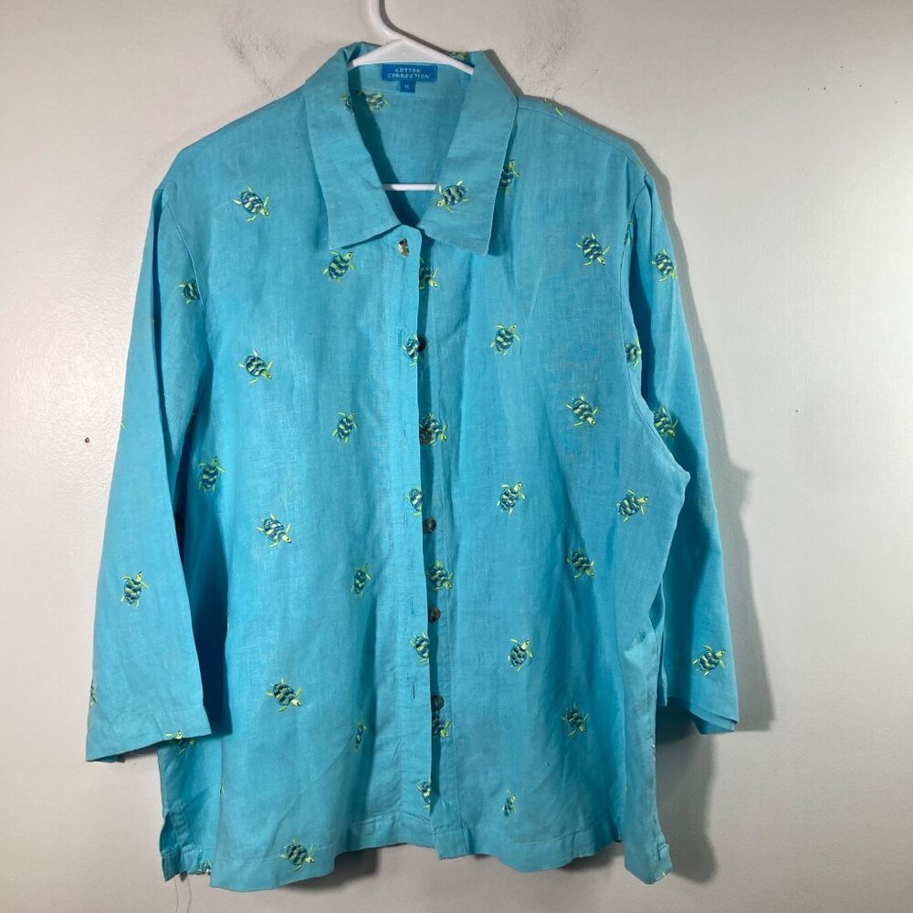 Blue Linen Button-Down Shirt with Embroidered SeaTurtle détails